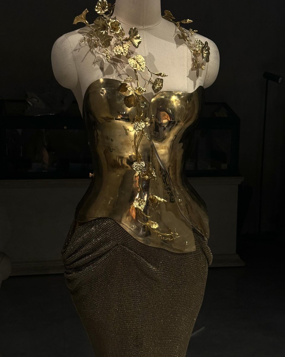 Wan Qianhui SERVES again in a STUNNING golden breastplate look designed by  Chinese artist Lwenx at Cannes Film Festival.