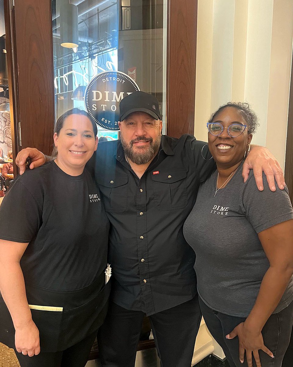eatdimestore's tweet photo. Look who stopped by Dime Store Detroit this morning! Kevin James brought the laughs & snapped a pic with our awesome servers, Kelly & Chrissy. Thanks for making our day, @KevinJames! #kevinjames #detroitbrunch #celebritysighting #dimestore https://t.co/QYaiOHmVne