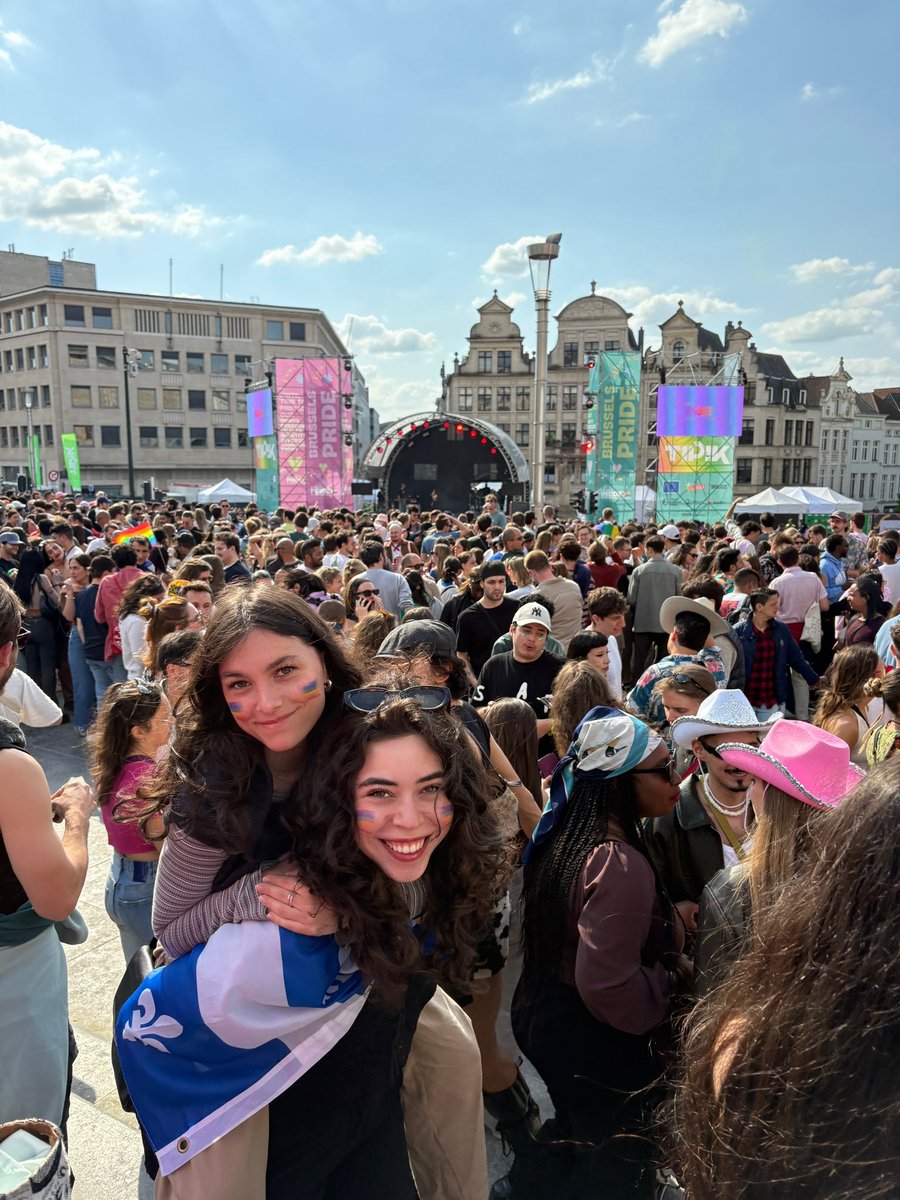 RoseLessard5's tweet image. Fêtons l’amour, célébrons la joie, vivons fièrement, pour que jamais les droits des personnes LBTGQ+ ne reculent. 🏳️🌈
À la Fierté de Bruxelles avec ma belle Marianne ! 🇧🇪💙