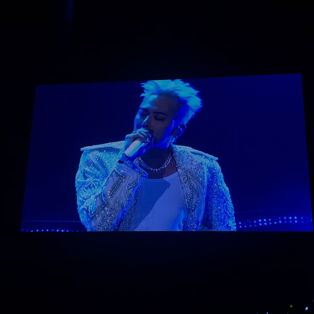 solaceshiho's tweet photo. cant believe i js saw my first bias, my role model, and the love of my life <333 https://t.co/pfPPWidotZ