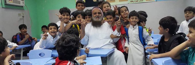 MukhtarDeira's tweet photo. للزملاء الذي تعينوا في ميدان التعليم حديثا 
أقول محبة لهم :

أن تكون معلمًا يعني أن تكون حاضرًا.
حاضرًا في فكر طلابك،
 في تطوير مؤسستك، 
في النهوض بمجتمعك،
 في نمو و سمو بلدك.
أن يكون لك حضور لا يُنسى،
 وأثر لا يُمحى،
 واسـمٌ لا يُقال إلا مقرونًا بالثقة.
فلا تكن مجرد "مُنظّر"... كن ضوء
العلم لا يسكن الأبراج، بل ينبت في الحقول، بين الناس.

فأنت اليوم بحاجة إلى علامة شخصية فكرية  عملية تفتح لك القلوب و العقول قبل الابوب ، لا بسطوتك، بل بقيمتك بعلمك و عملك وقبل ذلك بأيمانك و حسن خلقك
 و هويةٌ تشبهك، تمشي قبلك، وتدلّ عليك دون أن تُعرّف نفسك.
كن ذاك المعلم الذي يقال فيه 
وكن رجلاً إن أتوا بعدهُ  يقولون مرّ وهذا الأثر
