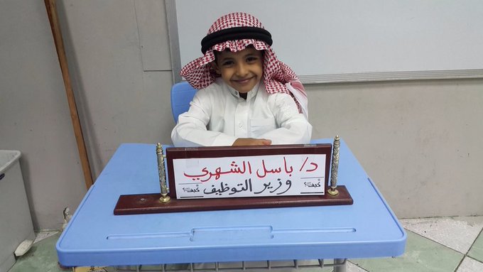 MukhtarDeira's tweet photo. للزملاء الذي تعينوا في ميدان التعليم حديثا 
أقول محبة لهم :

أن تكون معلمًا يعني أن تكون حاضرًا.
حاضرًا في فكر طلابك،
 في تطوير مؤسستك، 
في النهوض بمجتمعك،
 في نمو و سمو بلدك.
أن يكون لك حضور لا يُنسى،
 وأثر لا يُمحى،
 واسـمٌ لا يُقال إلا مقرونًا بالثقة.
فلا تكن مجرد "مُنظّر"... كن ضوء
العلم لا يسكن الأبراج، بل ينبت في الحقول، بين الناس.

فأنت اليوم بحاجة إلى علامة شخصية فكرية  عملية تفتح لك القلوب و العقول قبل الابوب ، لا بسطوتك، بل بقيمتك بعلمك و عملك وقبل ذلك بأيمانك و حسن خلقك
 و هويةٌ تشبهك، تمشي قبلك، وتدلّ عليك دون أن تُعرّف نفسك.
كن ذاك المعلم الذي يقال فيه 
وكن رجلاً إن أتوا بعدهُ  يقولون مرّ وهذا الأثر
