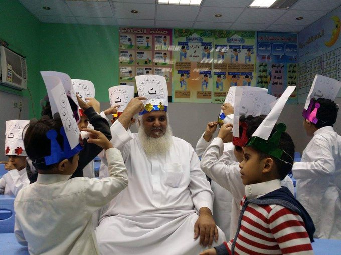 MukhtarDeira's tweet photo. للزملاء الذي تعينوا في ميدان التعليم حديثا 
أقول محبة لهم :

أن تكون معلمًا يعني أن تكون حاضرًا.
حاضرًا في فكر طلابك،
 في تطوير مؤسستك، 
في النهوض بمجتمعك،
 في نمو و سمو بلدك.
أن يكون لك حضور لا يُنسى،
 وأثر لا يُمحى،
 واسـمٌ لا يُقال إلا مقرونًا بالثقة.
فلا تكن مجرد "مُنظّر"... كن ضوء
العلم لا يسكن الأبراج، بل ينبت في الحقول، بين الناس.

فأنت اليوم بحاجة إلى علامة شخصية فكرية  عملية تفتح لك القلوب و العقول قبل الابوب ، لا بسطوتك، بل بقيمتك بعلمك و عملك وقبل ذلك بأيمانك و حسن خلقك
 و هويةٌ تشبهك، تمشي قبلك، وتدلّ عليك دون أن تُعرّف نفسك.
كن ذاك المعلم الذي يقال فيه 
وكن رجلاً إن أتوا بعدهُ  يقولون مرّ وهذا الأثر