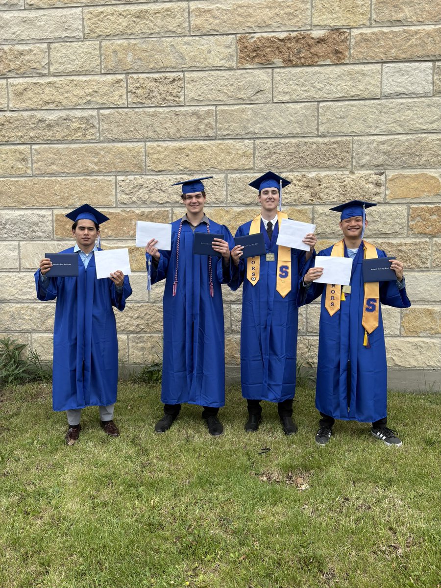 Congratulations to our 4 senior graduates who walked across the stage to receive their diplomas! 🎉🎊👨🏽‍🎓🎓 

We are proud of you, Lorence, Alex, Zach, and Yvan!  

#springfieldstrong #springfieldboysvolleyball #senior2025