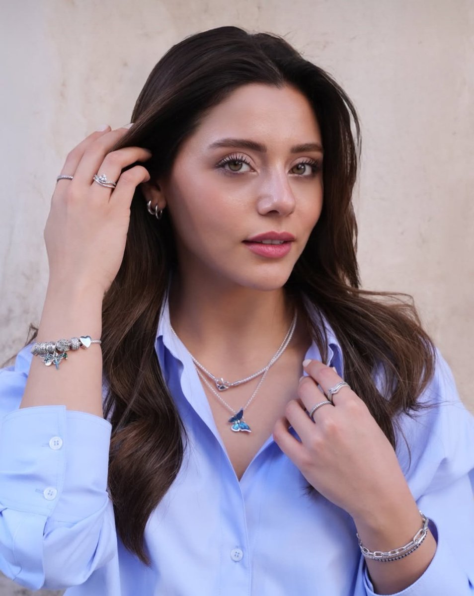 Dümdüz mavi gömlekle bile 🤏