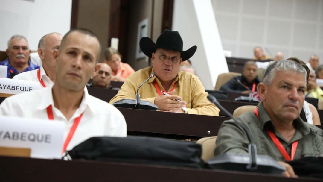 En este día de especial significación para el campesinado cubano y muestra de la esencia de la Revolución participamos junto a <a href="/DiazCanelB/">Miguel Díaz-Canel Bermúdez</a> y el Comandante Machado en la clausura del XIII Congreso de la <a href="/anap_cuba/">Asociación Nacional de Agricultores Pequeños</a>