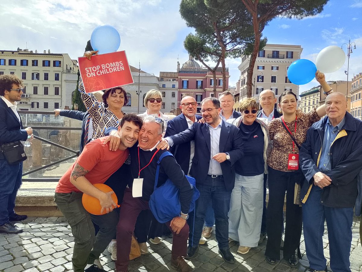 #consiglionazionale 
#flashmob 
#stopbombonchildren 
⁦<a href="/PsiBologna/">PSI Bologna</a>⁩ 
Presenti!!
⁦<a href="/e_maraio/">Enzo Maraio</a>⁩