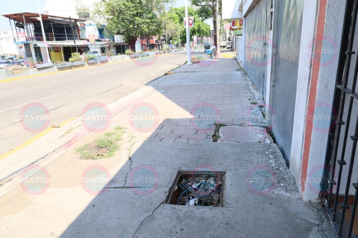 TabascoHOY's tweet photo. #ReporteTH🚨| Registro eléctrico de la @CFEmx sin tapa representa un peligro para los peatones en Paseo Tabasco casi esquina con la avenida Francisco Javier Mina, en la ciudad de #Villahermosa.
https://t.co/AMFwXSeC18 https://t.co/O74W2rnkK8