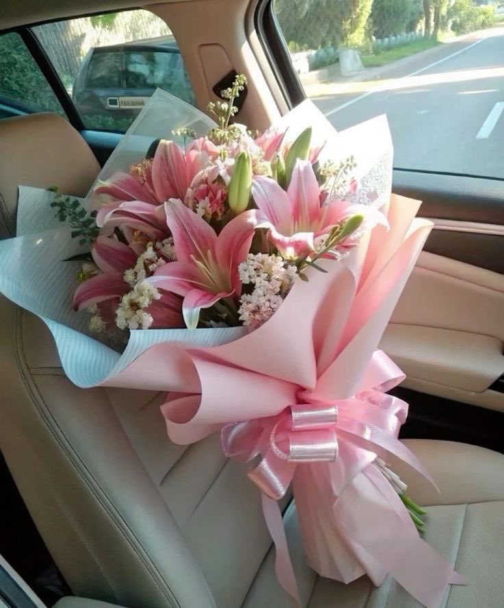 i3Moment's tweet image. Lilies bouquet