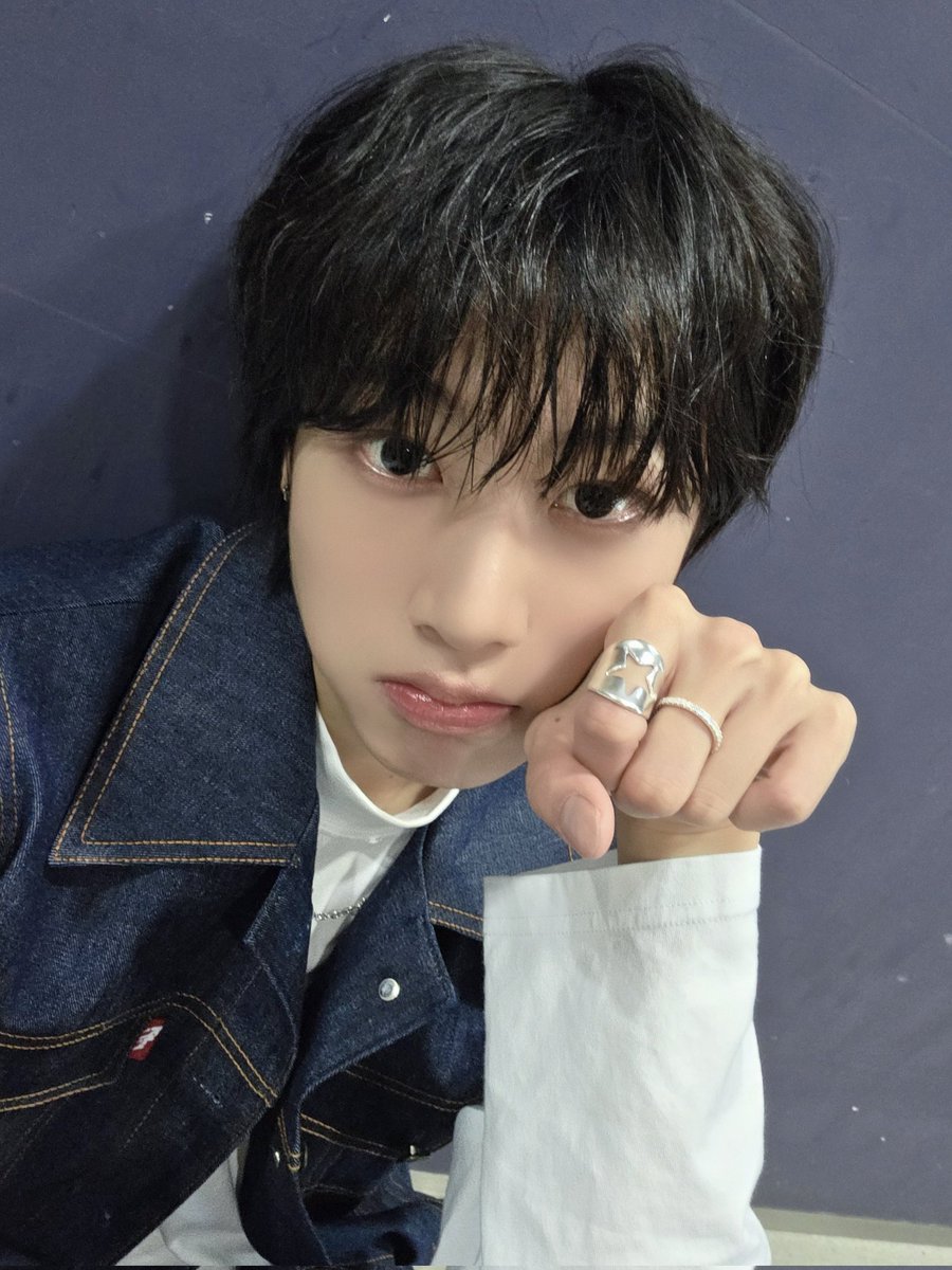IDIDGLOBAL25's tweet photo. [TRANS] 250518 PARK SEONGHYEON POST

🌠 #박성현_DID

Hello. This is IDID Park Seonghyeon🐈‍⬛

I just finished the music show today, and it's hard to believe that tomorrow will be the last stage of <꽃피울 CROWN> 😖

Today, a lot of fans came! 
I also received the letters you wrote to me well haha!
I'll read each one thoroughly without missing any ✉️ 
Thanks to the heartfelt support from the fans, I feel even more motivated🙏

Please continue to love us, IDID, a lot! 
See you tomorrow, bye~~~

trans: @IDIDGLOBAL25
#IDID #아이딧 #PARKSEONGHYEON #박성현