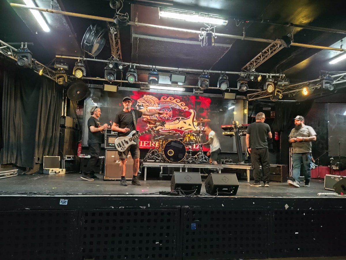 Tierra Santa (@tierrasantarock) on Twitter photo Probando el equipo ya en la <a href="/SalaMonMadrid/">Sala MON Live</a> , en un rato nos vemos #UnViajeEpicoTour <a href="/Maldito_Records/">Maldito Records</a> Probando el equipo ya en la <a href="/SalaMonMadrid/">Sala MON Live</a> , en un rato nos vemos #UnViajeEpicoTour <a href="/Maldito_Records/">Maldito Records</a>