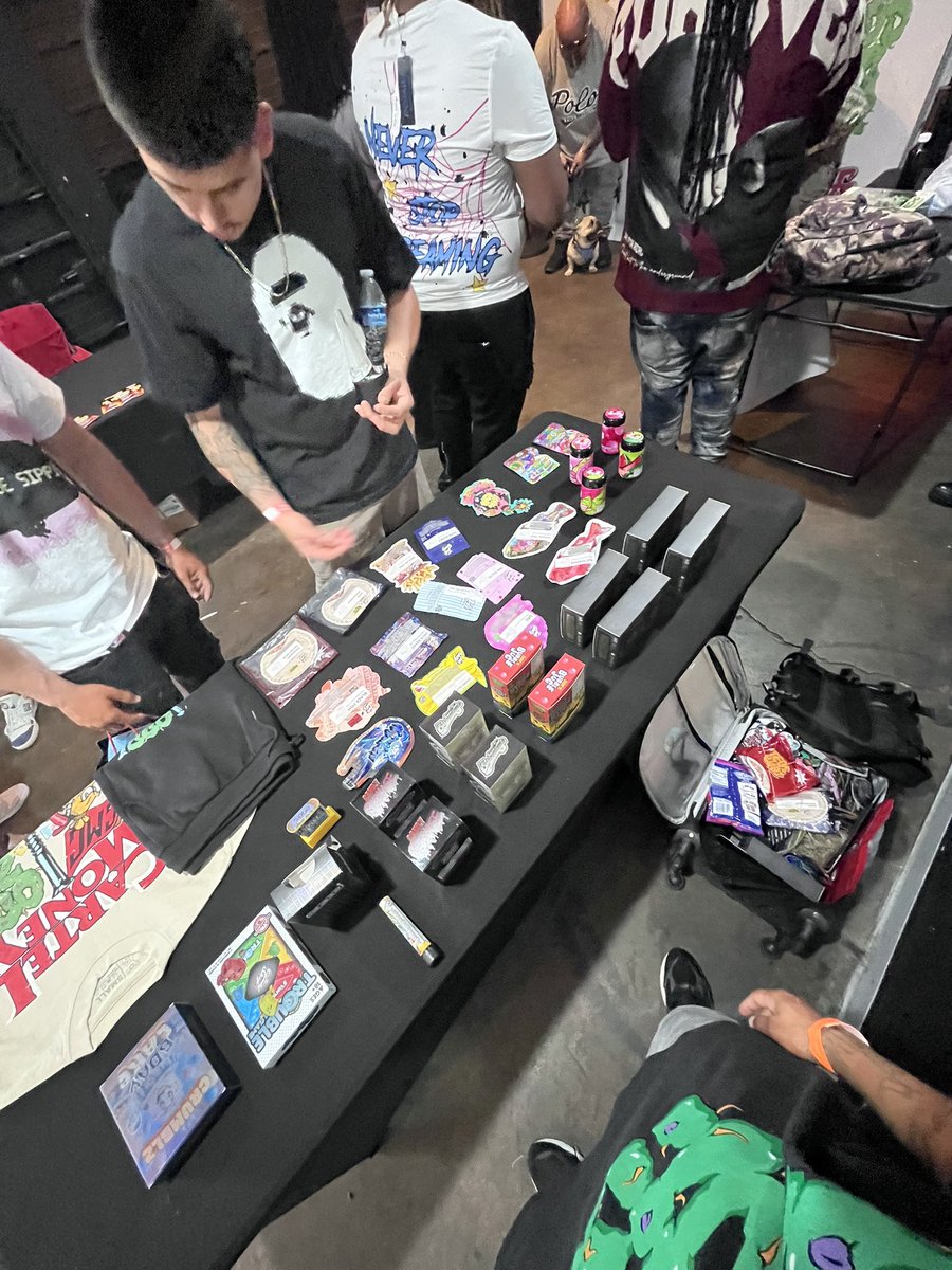 odddricks's tweet photo. @Tedsbudzco_ @cornfedtedd @SUPERDOPEBRAND @cannaverseio @upthehillCA @blegit72 @gooniez415 @Flowerdistrict_ Hella Teds https://t.co/vNaUrcnpO4