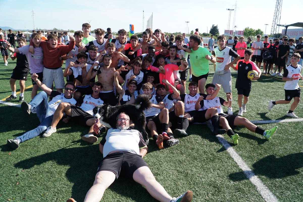 𝐒𝐎𝐌 𝐃𝐄 𝐃𝐈𝐕𝐈𝐒𝐈𝐎́ 𝐃’𝐇𝐎𝐍𝐎𝐑! 

😍😍🤍🖤🤍🖤