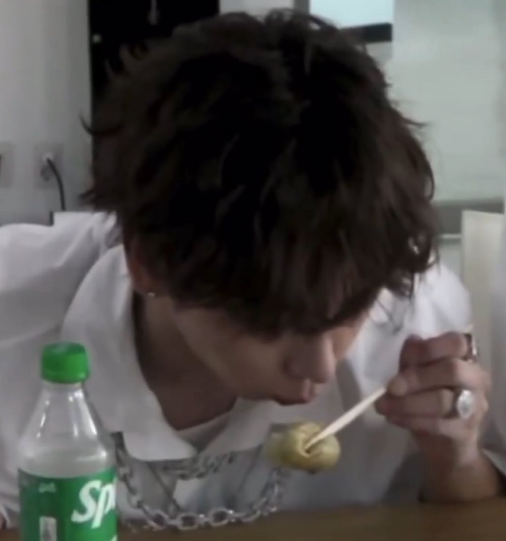 (잔인함주의)만둥이가만두를..