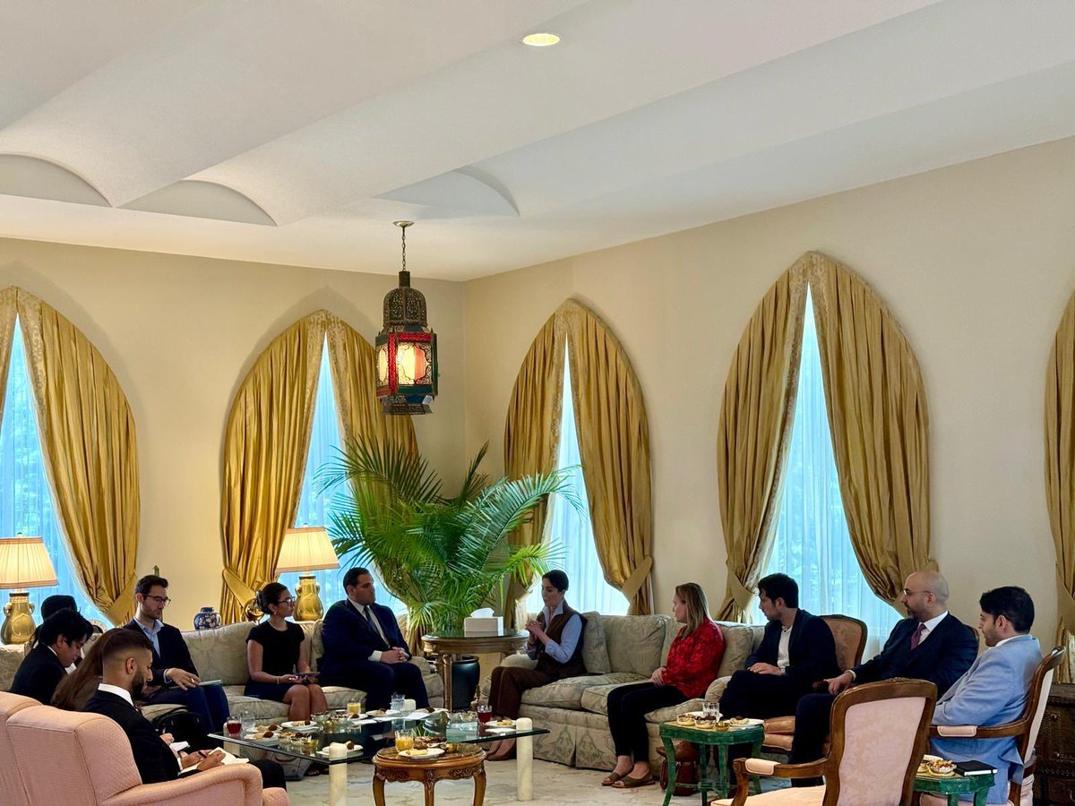 استضافت سعادة السفيرة الشيخة/ الزين الصباح، سفيرة دولة الكويت في واشنطن، مجموعة من المرشحين للعمل الدبلوماسي وطلبة الدراسات العليا في جامعتي جورج تاون و جونز هوبكنز، ضمن زيارتهم لمقر سفارة دولة الكويت في واشنطن. حيث سلطت الضوء على أبرز أولويات السياسة الخارجية الكويتية.