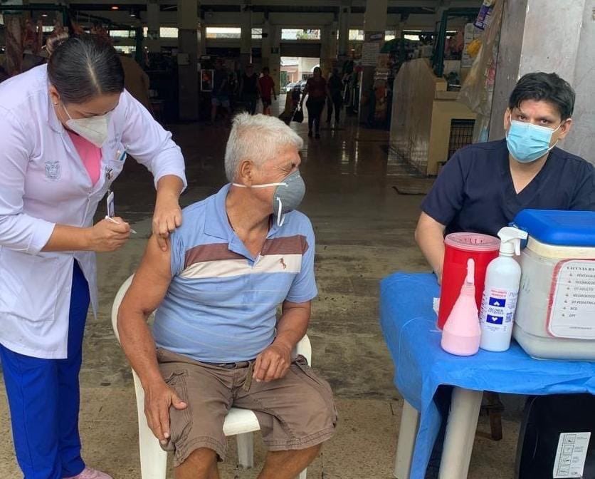 Salud_Guayas's tweet photo. #MSPEnTerritorio | El #Distrito09D04 de @Salud_Ec inicia vacunación #ContraLaInfluenza, difteria y tétano en exteriores de los Centros de abastos de #Sauces9 y #LasAlmas. https://t.co/EX7eDvtAzz