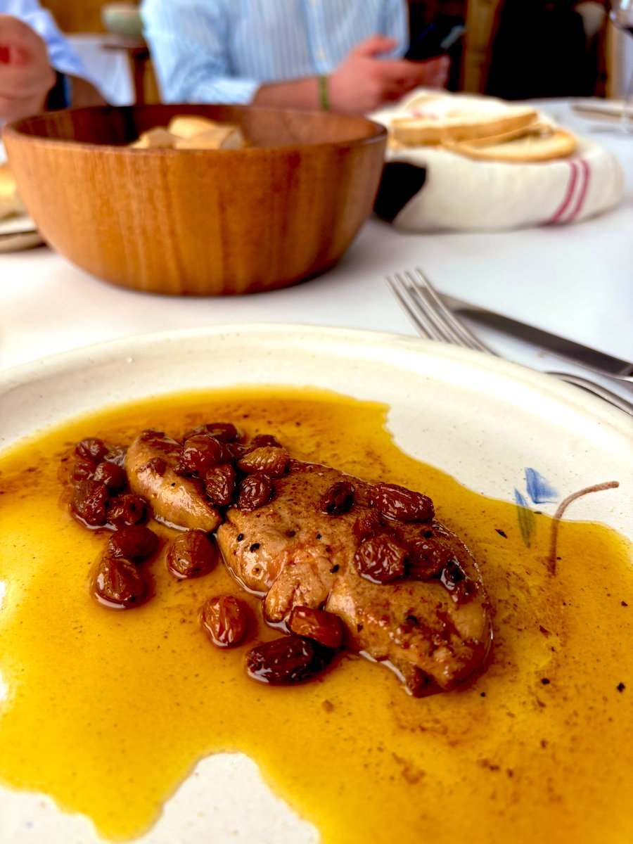 MiriamPosado's tweet photo. Dicen que uno siempre vuelve a donde una vez fue feliz… 
🍽️ Restaurante Lera @luis_lera
🍷 Pintia 2020, Toro @TVegaSicilia 
📍Castroverde de Campos
#gastronomiacinegetica #Michelin⭐️ #Zamora https://t.co/IGvb1YgWcN