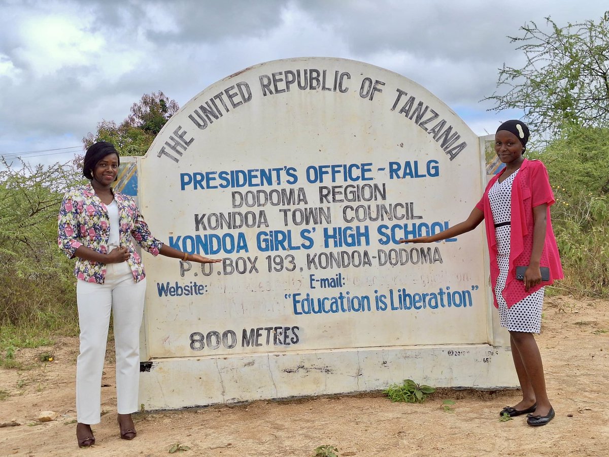 MunisiNeema's tweet photo. I was excited to guide high school students of #Kondoa on a journey of learning about archaeology. We used interactive learning, interpretive and simple techniques. This project brings archaeology to life &amp; empowers students to see themselves as active custodians of their past. https://t.co/IYPVUHLIvI