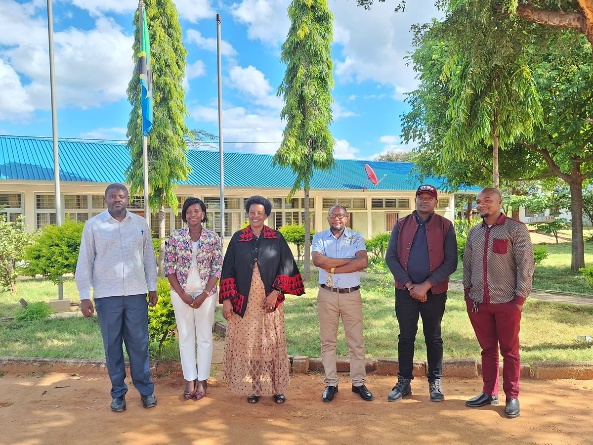 MunisiNeema's tweet photo. I was excited to guide high school students of #Kondoa on a journey of learning about archaeology. We used interactive learning, interpretive and simple techniques. This project brings archaeology to life &amp; empowers students to see themselves as active custodians of their past. https://t.co/IYPVUHLIvI