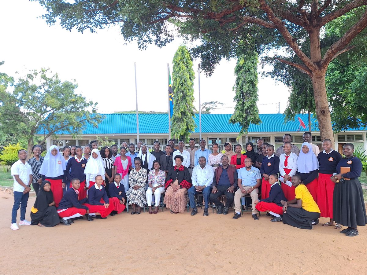 MunisiNeema's tweet photo. I was excited to guide high school students of #Kondoa on a journey of learning about archaeology. We used interactive learning, interpretive and simple techniques. This project brings archaeology to life &amp; empowers students to see themselves as active custodians of their past. https://t.co/IYPVUHLIvI