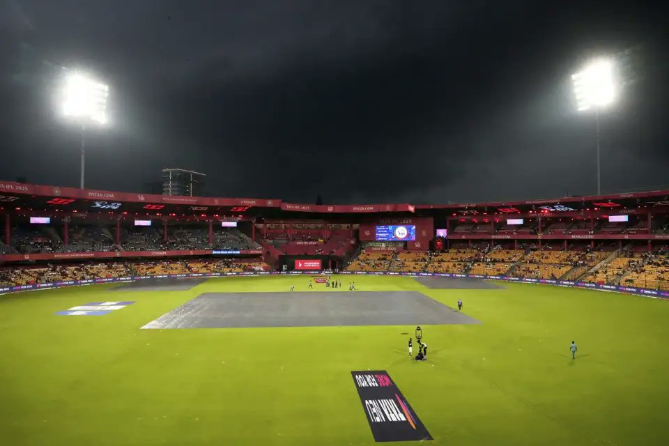 Agayatbandhu711's tweet image. UPDATE - 10:05  pm IST (4.29 pm GMT) - The clock continues to tick and the rain refuses to relent.

Do you think the match will be able to start today?

It’s a race against VIRAT KOHLI 😢

Oh GOD please STOP.🙏

#RCBvsKKR #RCBvKKR #KKRvsRCB #KKRvRCB #RCB #KKR #IPL2025 #IPL