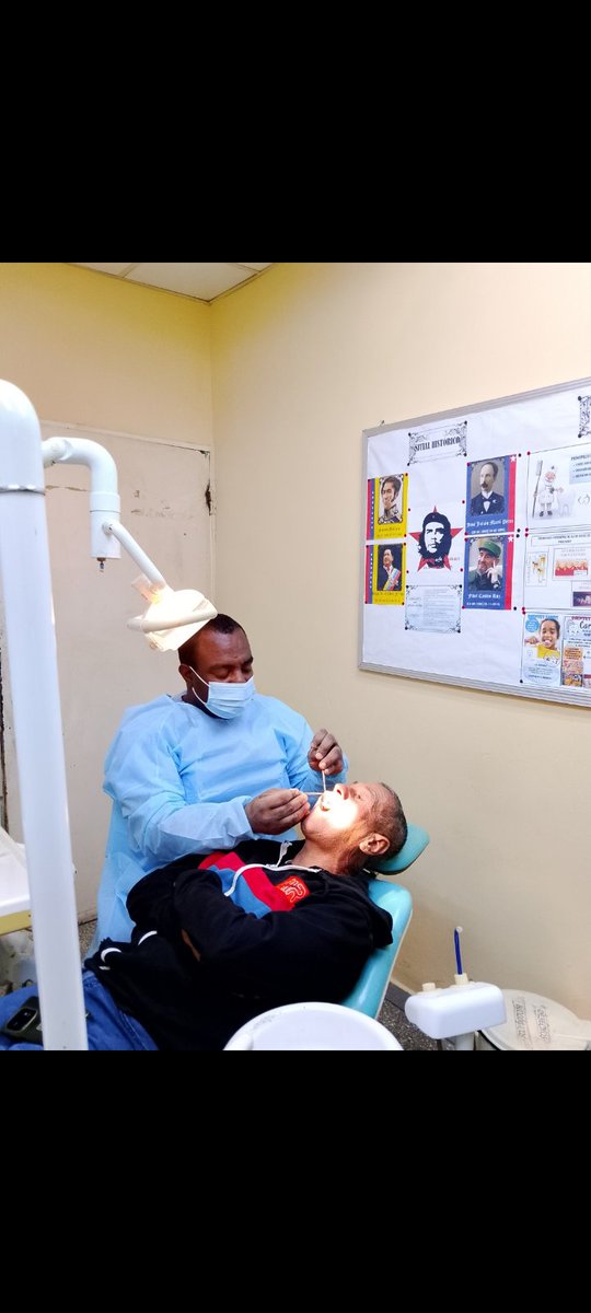 Atendiendo en la consulta de odontología a pacientes  por una sonrisa mejor , CDI Zona F Municipio Libertador Distrito Capital Caracas 
#CubaPorLaVida 
#CubaCoopera 
<a href="/DCMedicaDistrit/">Brigada Médica Cubana Distrito Capital</a>