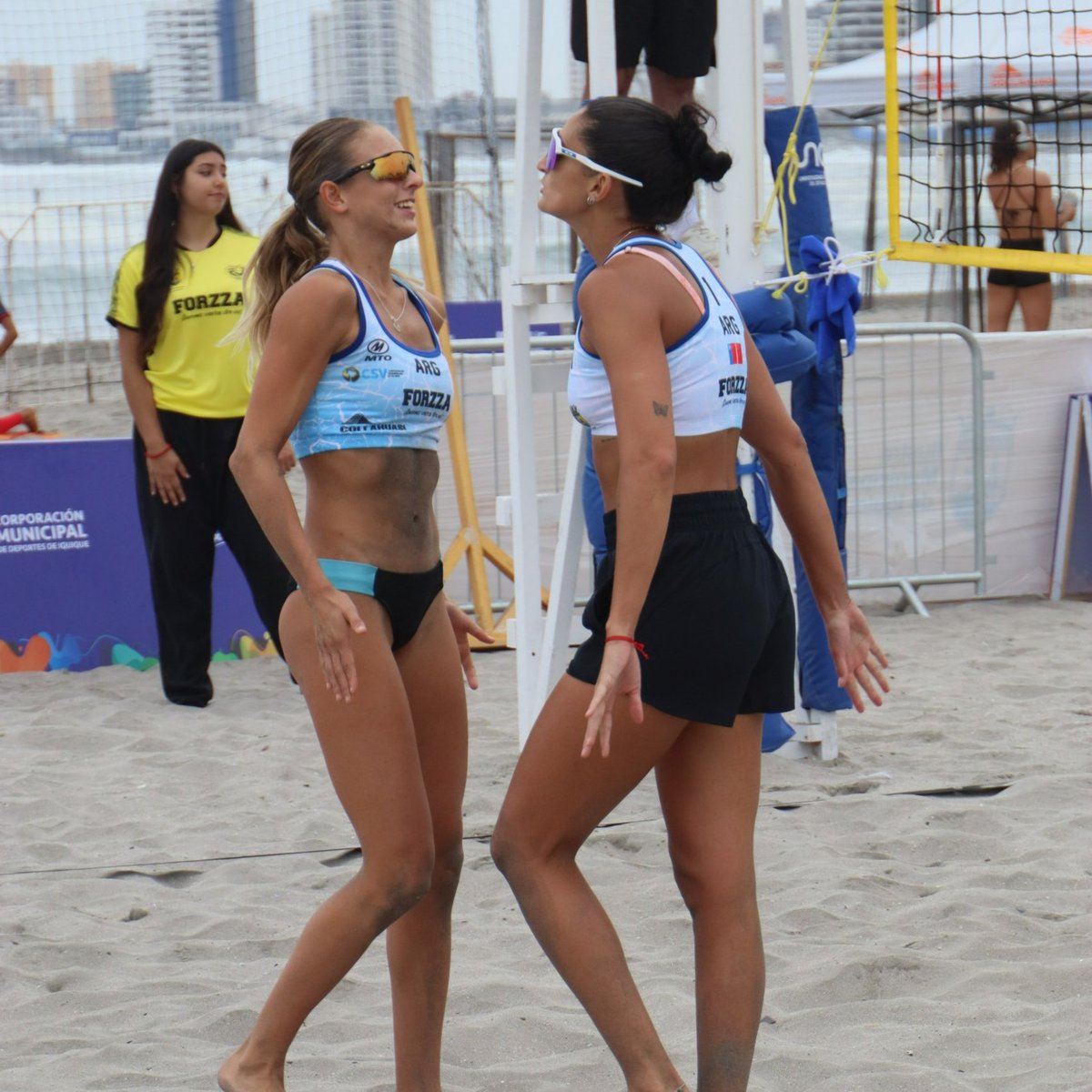 #BeachVolley - ¡Najul/Abdala se quedaron con el duelo argentino ante Churín/Ghigliazza por 2-1 y están en cuartos de final!

👉 En dicha instancia enfrentarán esta tarde a Carol/Rebecca 🇧🇷

👉 Capogrosso/Capogrosso juegan ante Vinicius/Heitor 🇧🇷