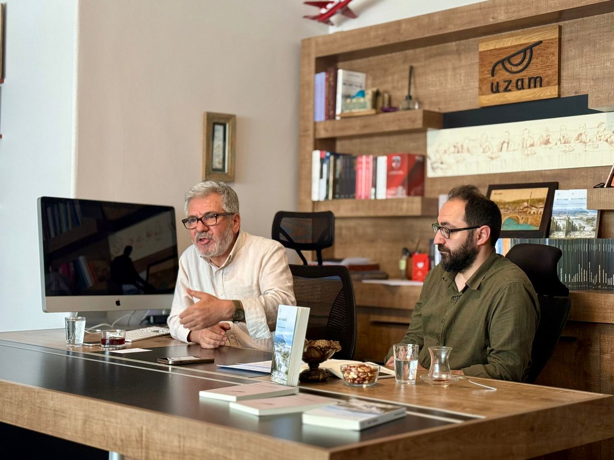 Bu ayki "Uzam Söyleşileri"nin konuğu Abdurrahim Karadeniz’di. Yahya Kurtkaya moderatörlüğünde gerçekleşen programda, yazarın “Batı-Yorum” kitabı çerçevesinde Batı düşüncesinin üç bin yıllık serüveni konuşuldu.