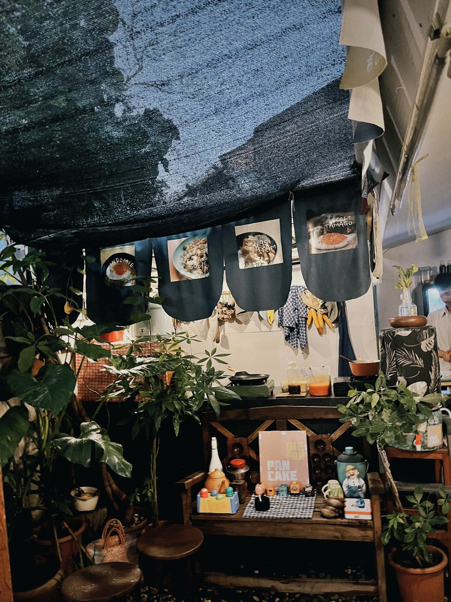breakfastwithxx's tweet photo. mampir ke warkop kandang ayam, jiwa introvet ini sebenernya gak mau kemana mana tapi penasaran banget sama tempat ini pas ga sengaja orang share di tiktok.

jujur ga bohong, pulang dari sini jadi super happy! #NonaMengReview https://t.co/MxB86Fw1vO
