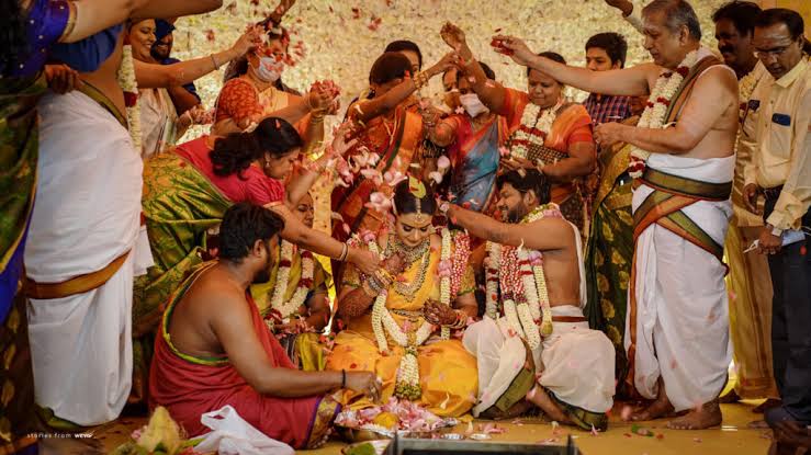 UnreservedMERIT's tweet photo. Let's DEBUNK A Middle Class Hindu marriage 

Total cost :-  15-20 lakh 

1. Brahmins for chanting  mantras and organising most important yagya and puja ( ₹ 5001 max  )

2.  Halwai ( Cook ) :- for cooking  ₹30k-35k

3. Tent houses ( mostly OBC shopowners ) :-  1lakh 

4. Malis ( flower decorators ) :-  15-20k for decorating homes , cars , pandaals etc. 

5. Painters ( modern day photographers ) :- 1-1.5 lakh 

6.  Workers  :- 10×800 = ₹8000 

7. Waiters ( catering ) :-  15-20k 

8. Sonaars ( jauhris ) :- 3-4.5 lakh 

9.  Wedding venues :-  5 lakh 

10. Music and DJs :- 60-70k   add up more nd more