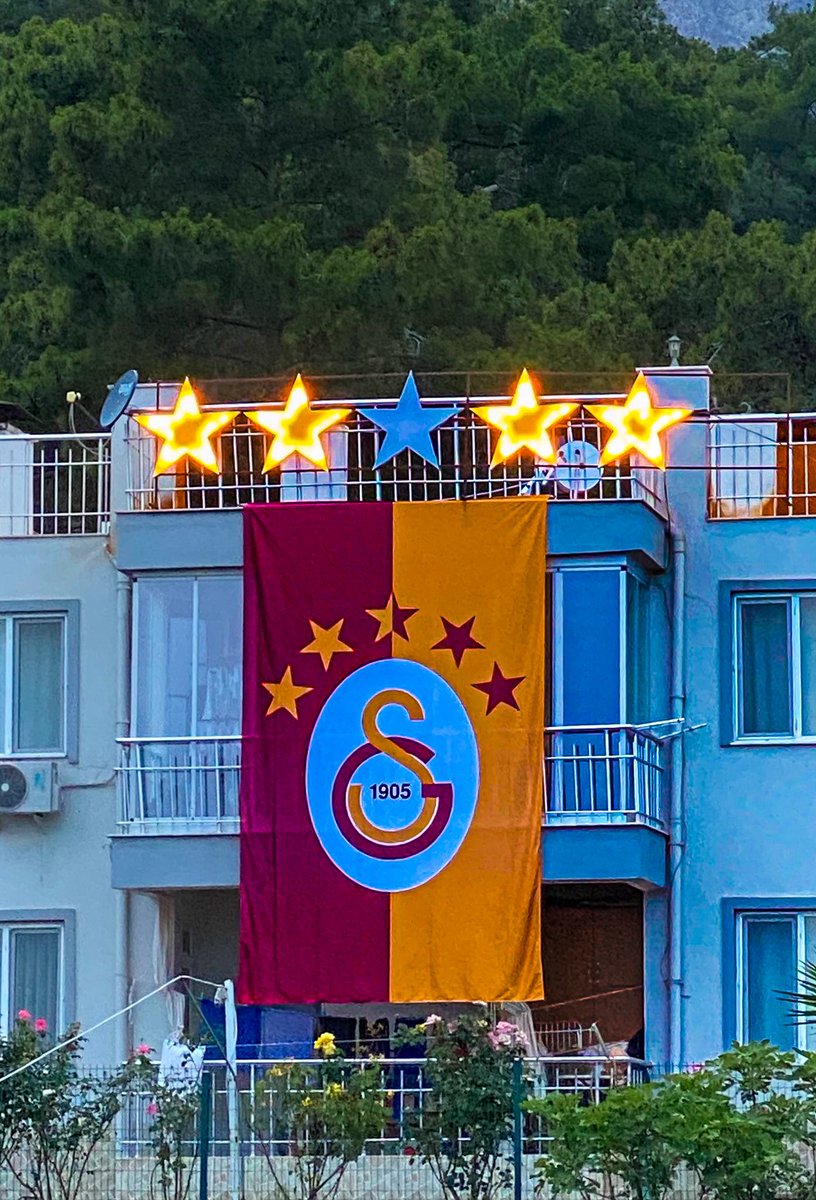 😍 Bir Galatasaray taraftarının evinin çatısına yaptırdığı 5 yıldızlı ışıklandırma sistemi. 

5. yıldız ⏳