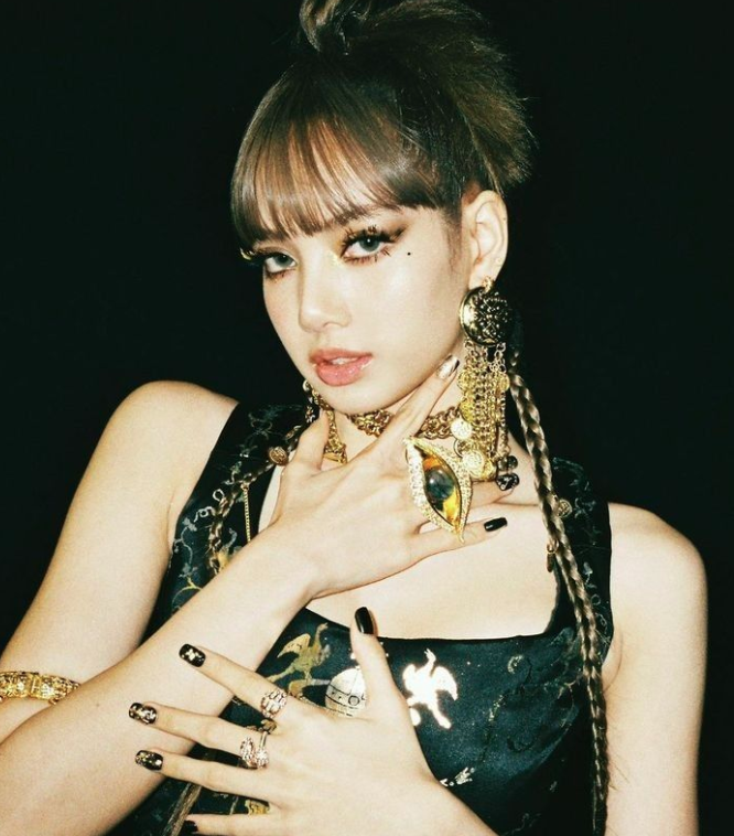 AboutMusicYT's tweet photo. Minnie of i-dle says that BLACKPINK's Lisa called her asking her to take care of Miyeon when she left YG.

Miyeon was a trainee along with BLACKPINK members, but she later joined Cube. https://t.co/Yz2qYX8HNt