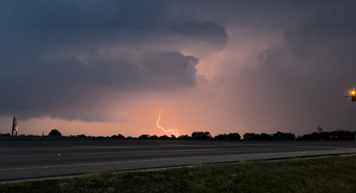 StormChaseTeam's tweet image. DAY 5 RECAP: Yesterday, we departed OKC and headed to Texas 🛣️ After stopping at Buc-ee’s and playing some football, we chased supercells with impressive lightning around Central Texas ⛈️