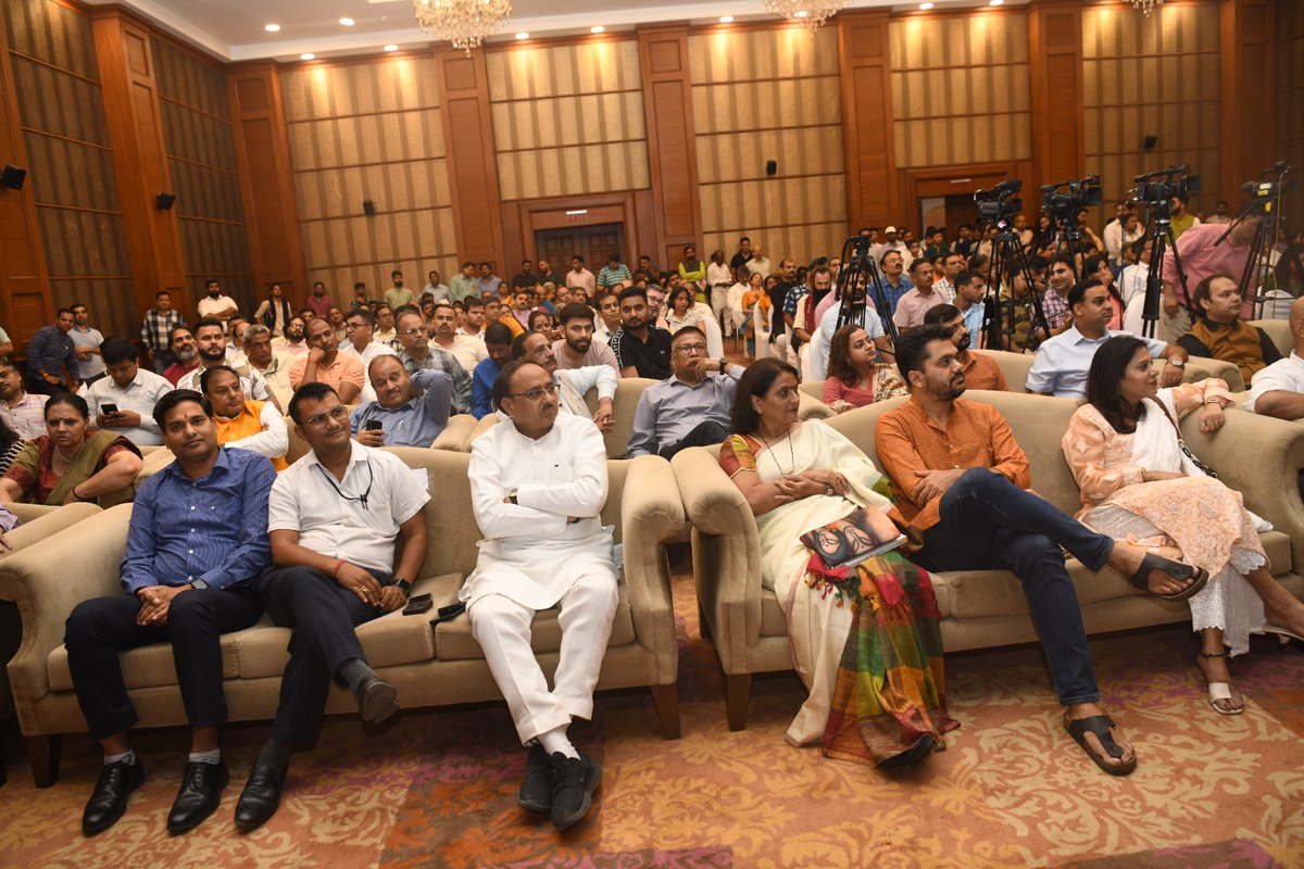 MHIDelhi's tweet photo. महाराष्ट्र सदन में आयोजित 'Termites' पुस्तक के विमोचन कार्यक्रम में आए हुए विशिष्ट जन। इनकी उपस्थिति ही कार्यक्रम की सफलता का आधार बनती हैं.. आप सभी का @MyHomeIndia के प्रति इस स्नेह के लिए आभार... 🙏🏻 https://t.co/x19OFWHeeL