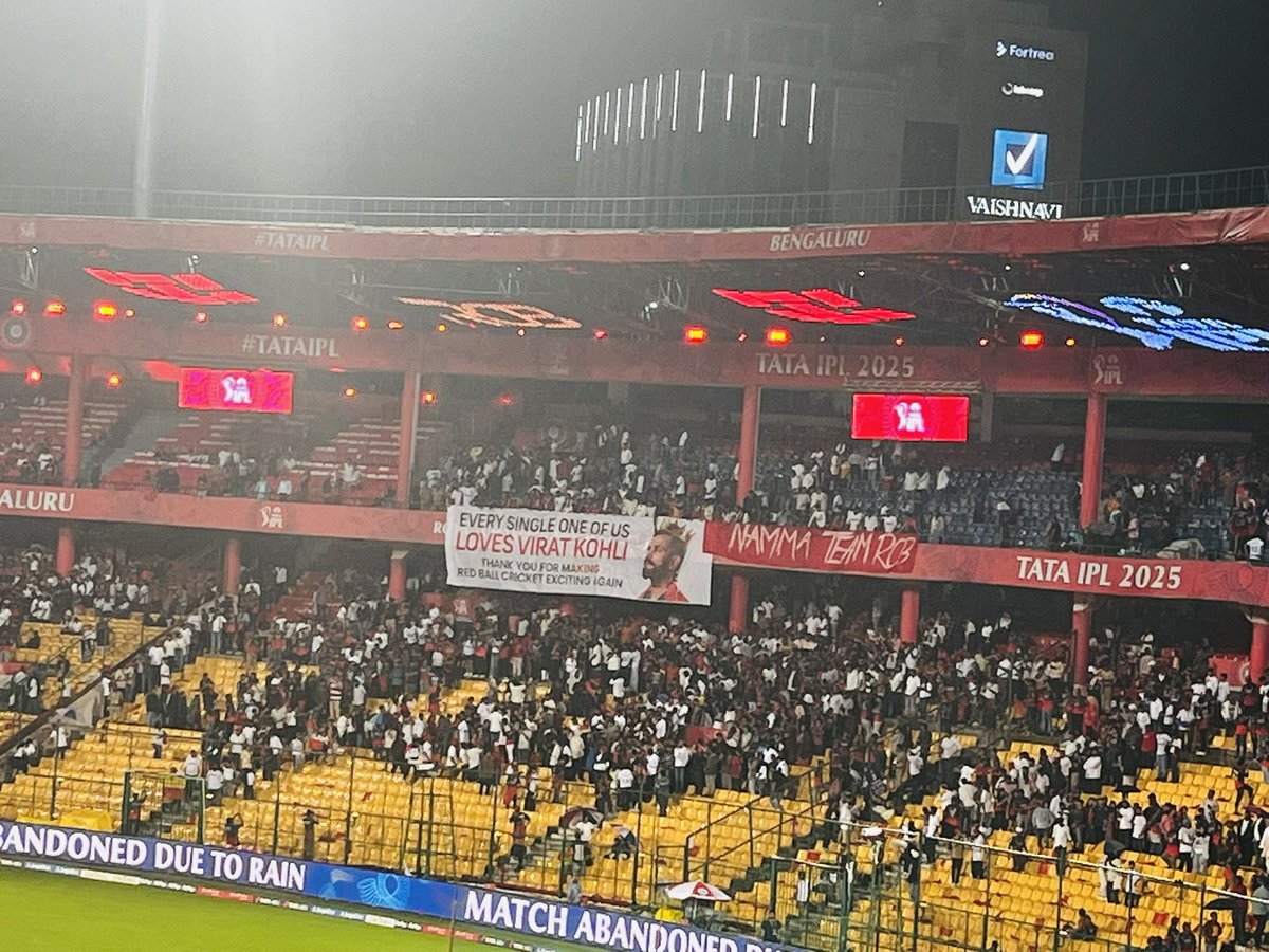 Bengaluru’s love for their King! #ViratKohli𓃵 #RCBvKKR