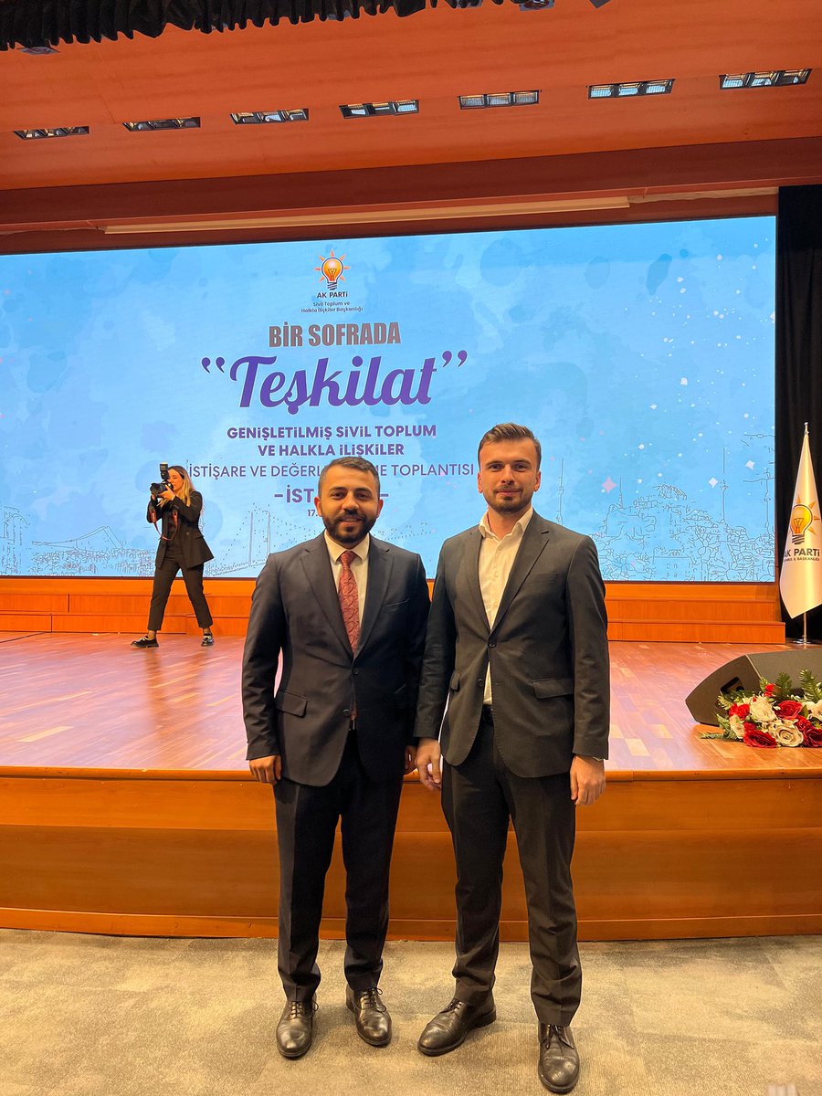 MuhammedYagcii's tweet photo. 81 il 3 kademe Sivil Toplum ve Halkla İlişkiler Başkanlarının katılımıyla İstanbul İl Başkanlığımızın ev sahipliğinde gerçekleştirdiğimiz Bir Sofrada “Teşkilat” İstişare ve Değerlendirme toplantımıza katılım sağladık. https://t.co/wkq7rgxVLJ