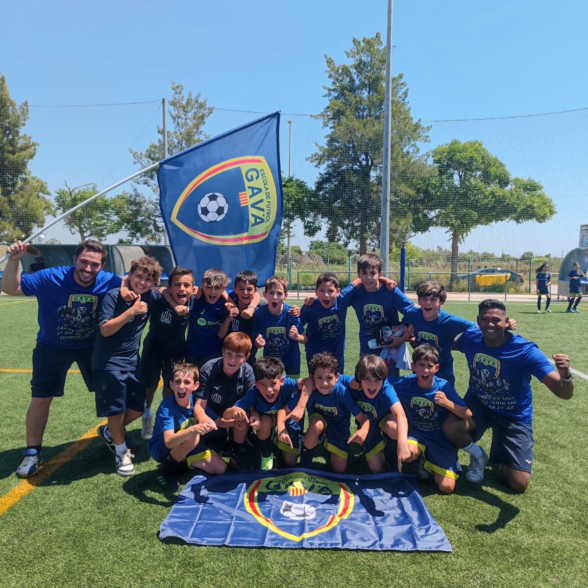 EFGava's tweet photo. 🔵🔵CLUB @EFGava
💙💚BENJAMÍ C S10
🏆🏆🏆🏆CAMPIONS🏆🏆🏆🏆
Sí sí síiiiiii tenim un altre CAMPIÓ al nostre F7, el BC S10 que avui s’ha proclamat campió del Grup 11 de la 1era Divisió S10.
Quin tros de temporada en una categoria tan exigent
Felicitats
💙💚⚽️
#EFGavà #SomEFG https://t.co/DIhFFtFB2o