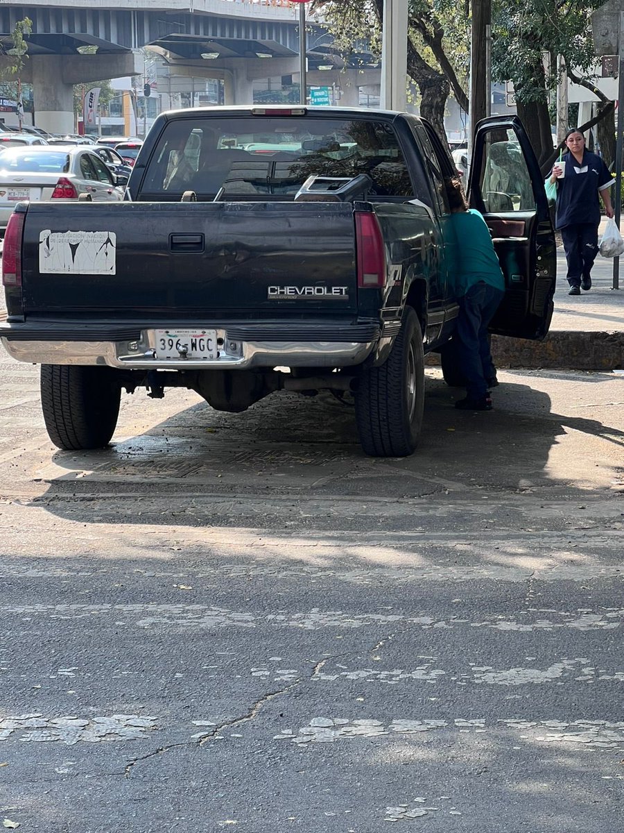 BeTToGv's tweet photo. @LaSEMOVI @BJAlcaldia @OVIALCDMX @UCS_GCDMX @SSPCMexico Camioneta Chevrolet placas 396-WGC, obstruye paso peatonal diario ya es un punto inseguro para los alumnos que pasan diario ya se han levantado reportes pero nadie viene a quitarlos: Av. Rio Mixcoac esquina Canova https://t.co/S4N0WEX8Ni