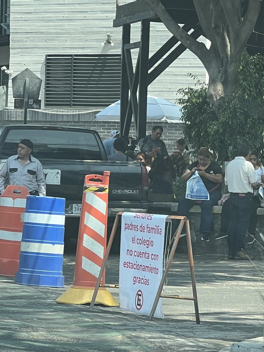 BeTToGv's tweet photo. @LaSEMOVI @BJAlcaldia @OVIALCDMX @UCS_GCDMX @SSPCMexico Camioneta Chevrolet placas 396-WGC, obstruye paso peatonal diario ya es un punto inseguro para los alumnos que pasan diario ya se han levantado reportes pero nadie viene a quitarlos: Av. Rio Mixcoac esquina Canova https://t.co/S4N0WEX8Ni