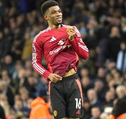 UtdFaithfuls's tweet photo. 🚨 - OFFICIAL!

Manchester United will wear the red shirts, with black shorts and black socks against Tottenham in the Europa League final! https://t.co/vdMgVoz6Gd