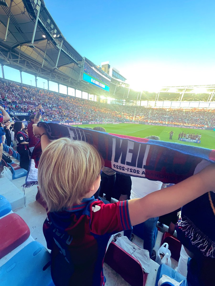 Lo fácil es ser del Barça o del Madrid. La “juventud” del Levante UD tiene un mérito tremendo. 3 años duros, de los que desgastan, y ellos siguen ahí.

Se merecen una alegría de verdad, de las que se celebran con lágrimas. Ojalá llegue pronto. 

Por ellos, por todos ❤️‍🔥