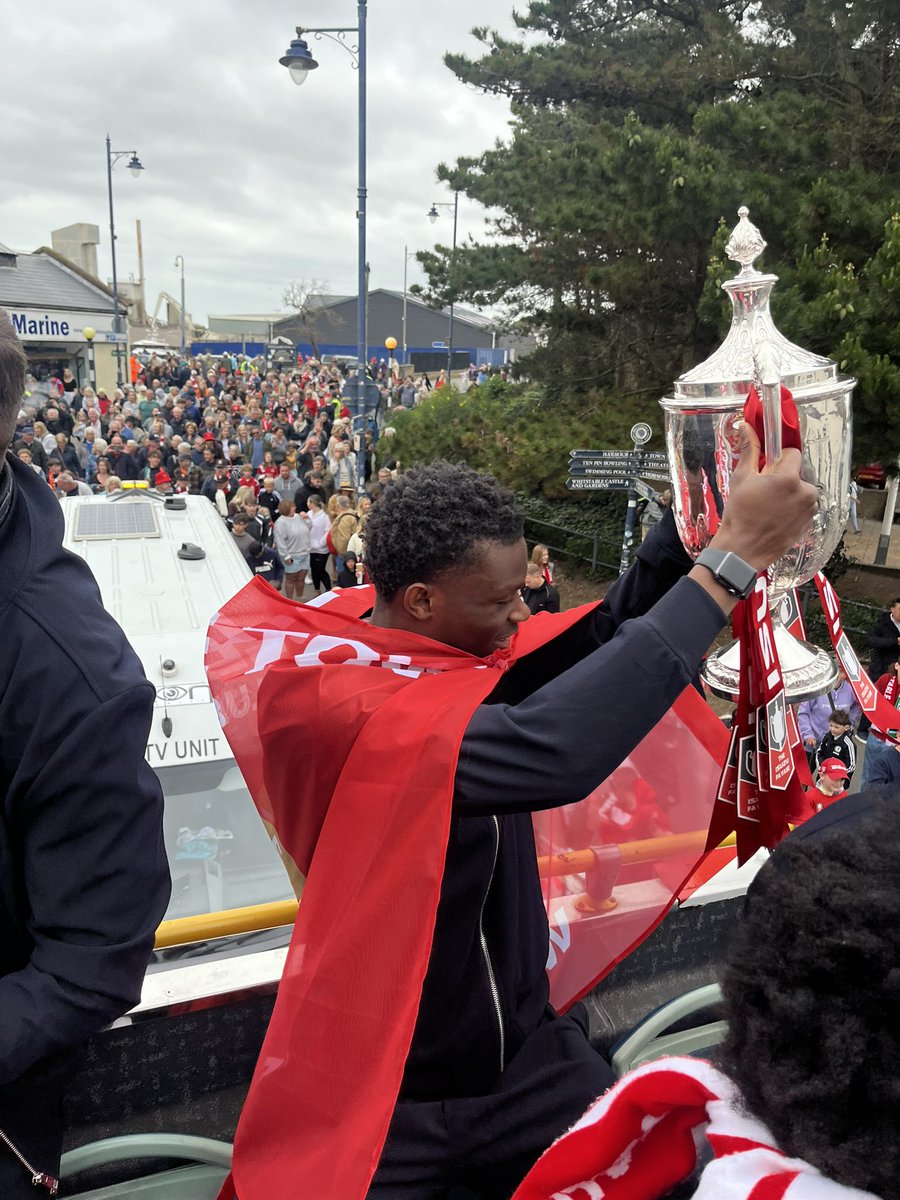 AdedapoOlugbodi's tweet photo. Brilliant to see the community of Whitstable come together to celebrate such achievement cherishing memories ❤️🦪@whitstabletown https://t.co/7cXK4hjh8E