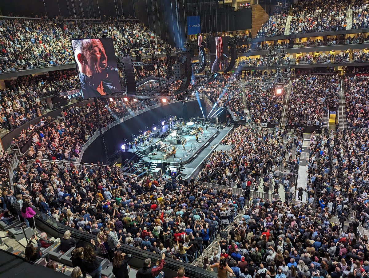 davidaxelrod's tweet image. In response to a passionate critique from @Springsteen, who has beautifully and lovingly told America's  stories for half a century, Trump posted one of his hissy fits ("HIGHLY OVERRATED; Not a talented guy...")
Warning to @POTUS: don't start matching crowd sizes!