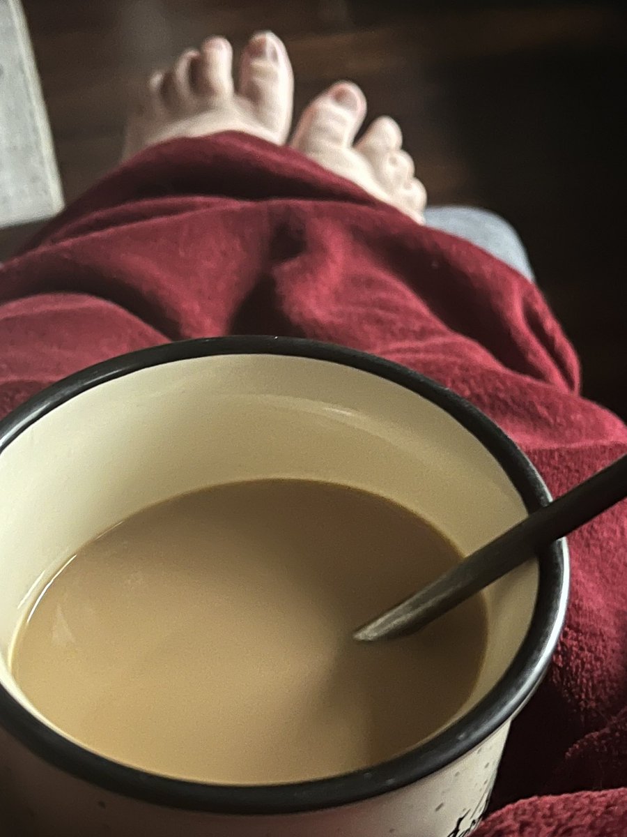 LittlestPinkyy's tweet photo. Nothing like a hot cup of coffee and toes out on a rainy day ☕️🌧️ #Feet #Coffee #toesout https://t.co/Jb6Re6MyLx