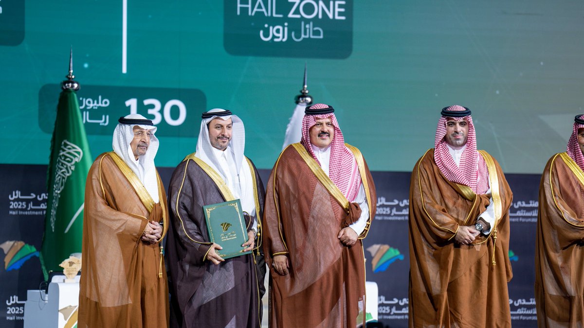 Hailzone_'s tweet photo. #منتدى_حائل_للاستثمار_2025
تكريم سيدي صاحب السمو الملكي الأمير : عبدالعزيز بن سعد ال سعود امير منطقة حائل 
لمجمع حائل زون . أ . عمير بن عبدالرحمن العمير https://t.co/VKFhn9qbo8