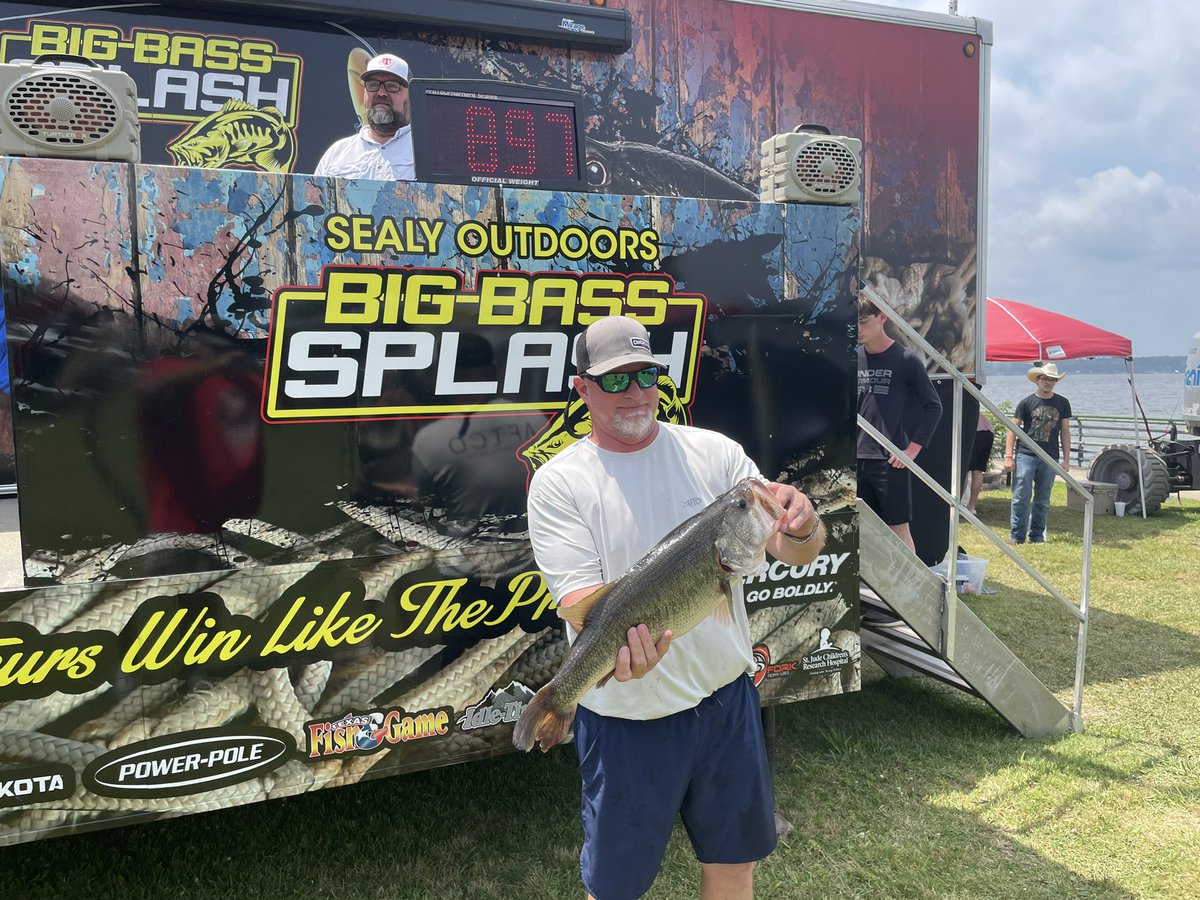 Kicks 105 tweet media