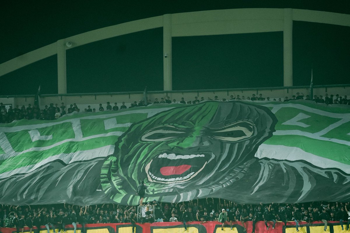 wepe20_'s tweet photo. Pyroshow &amp; tifo @PSSleman vs @Persija_Jkt. https://t.co/oIglx3pomd