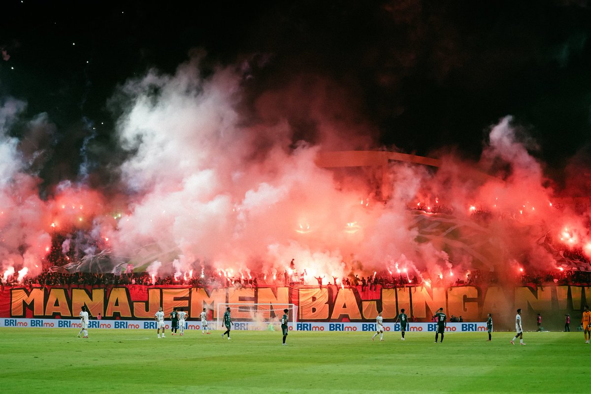 wepe20_'s tweet photo. Pyroshow &amp; tifo @PSSleman vs @Persija_Jkt. https://t.co/oIglx3pomd