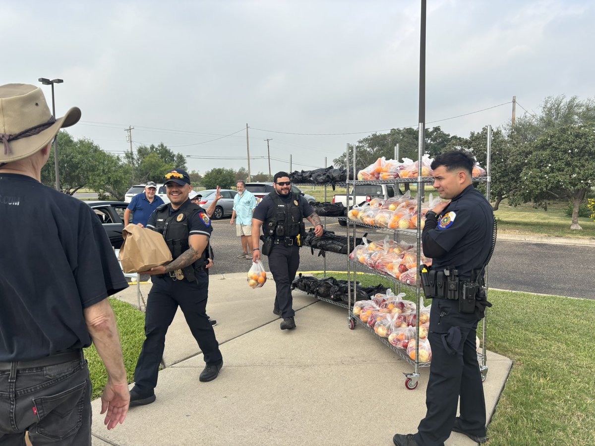 EdinburgPd's tweet photo. Edinburg Police Department officers stepped in to assist at the food pantry hosted by Edinburg First United Methodist Church ⛪️ Their support was greatly appreciated by all involved. 🙏 #CommunitySupport #EdinburgPD https://t.co/swgNDZM2aV