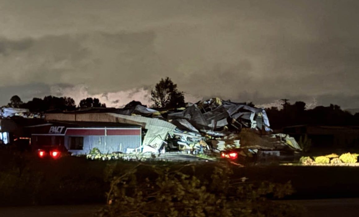 Quadratin_'s tweet photo. 🌪️💥La noche del viernes un tornado y fuertes tormentas azotaron algunas zonas de Kentucky y Missouri, en Estados Unidos, dejando 14 muertos y un número aún no determinado de heridos. 🕯️ https://t.co/40LSpZlxfL #Misuri #Tornadoes #Twister #Desastre #Vientos #LaurelCounty https://t.co/salwzIg1mo
